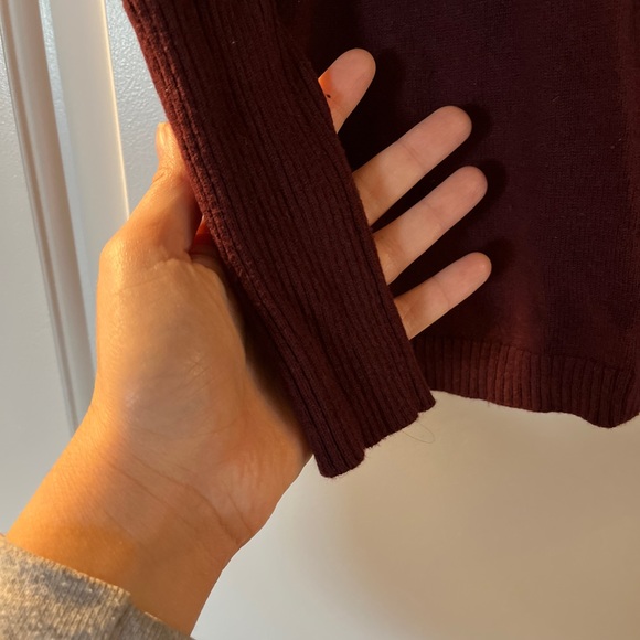 Beautiful maroon turtleneck sweater - Picture 4 of 4
